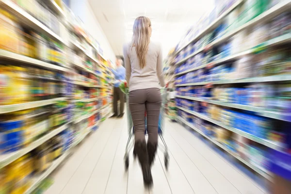 Winkelen bij de supermarkt — Stockfoto