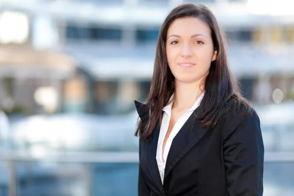 Retrato de mujer de negocios en un entorno urbano — Foto de Stock