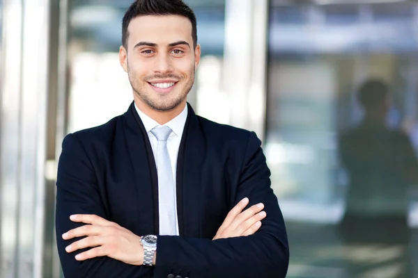 Hombre de negocios guapo al aire libre en la ciudad —  Fotos de Stock