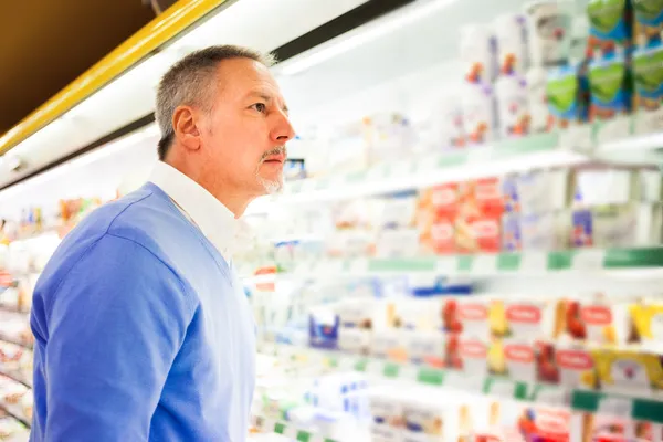 Uomo shopping in un supermercato — Foto Stock