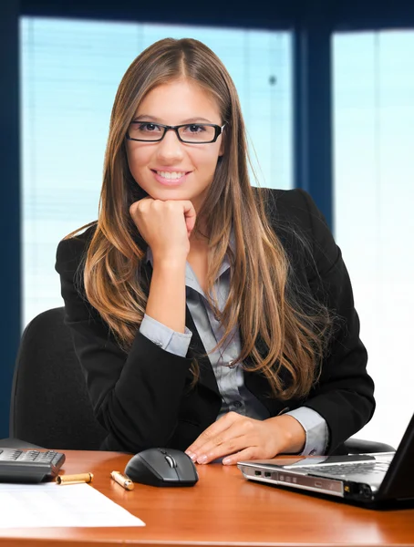 Empresária em sua mesa — Fotografia de Stock