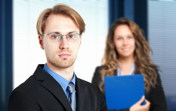 Geschäftsmann vor Geschäftsfrau — Stockfoto