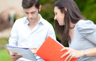 iki arkadaş birlikte bir kitap okuma