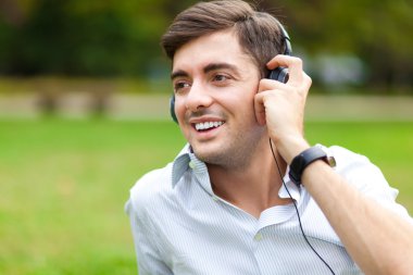 rahatlatıcı müzik dinleme sırasında Çim adam