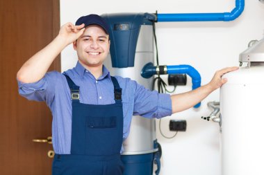 iş yerinde gülümseyen tesisatçı