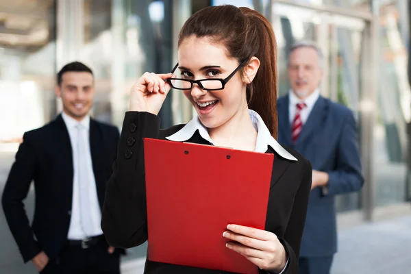 Empresária com prancheta — Fotografia de Stock