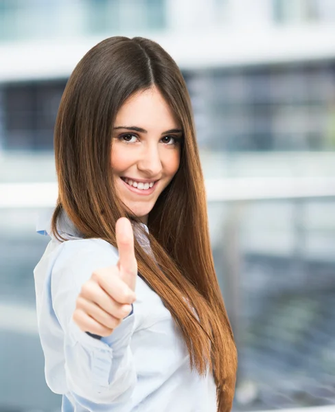 Mujer dando un pulgar hacia arriba — Foto de Stock