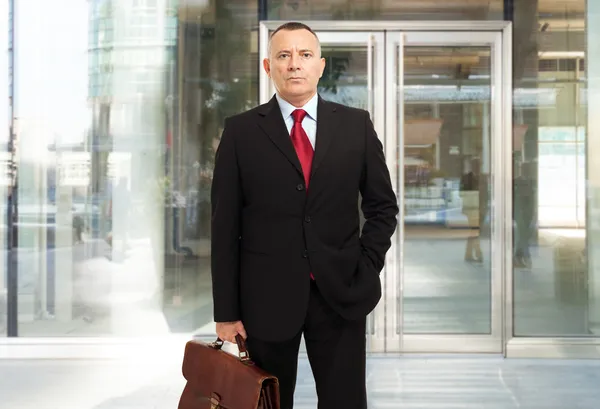 Uomo d'affari con una valigia in mano — Foto Stock