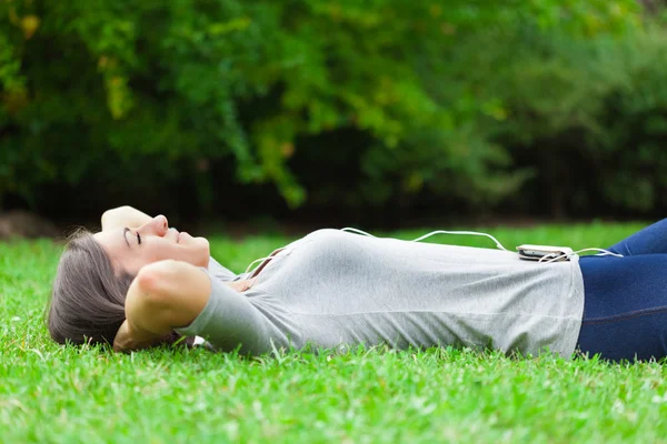 Relaxed woman listening music — Stock Photo, Image