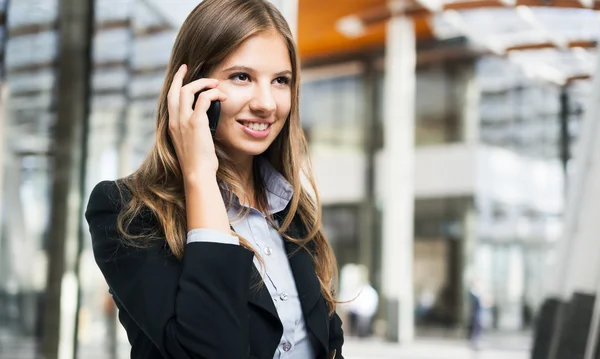 Obchodnice mluví po telefonu — Stock fotografie