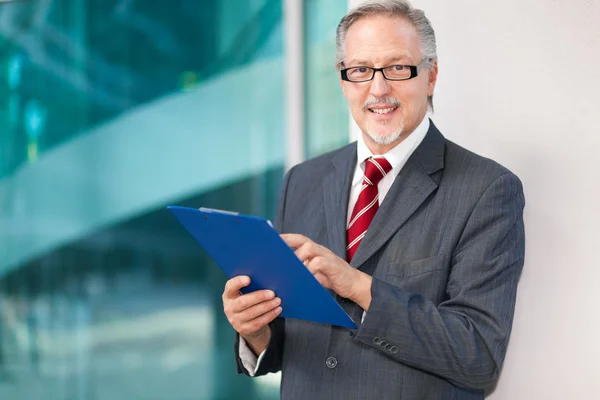 Businessman with clipboard — Stock Photo, Image