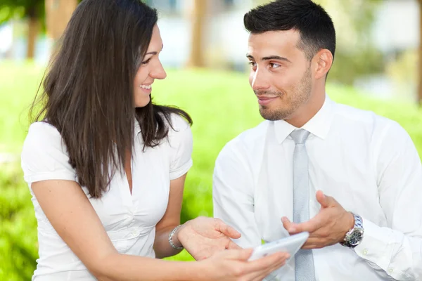 Dos personas de negocios mirando una tableta — Foto de Stock