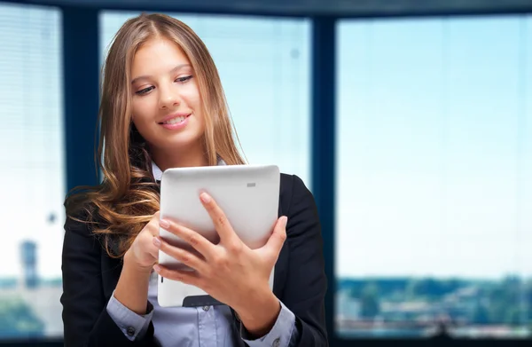 Geschäftsfrau mit Tablet — Stockfoto