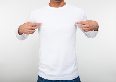 boş bir t-shirt üzerine parmakları işaret eden adam