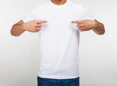 boş bir t-shirt üzerine parmakları işaret eden adam