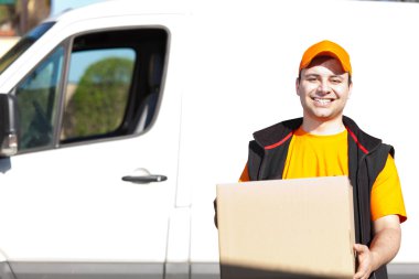 gülümseyen adam bir paket teslim