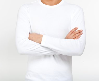 Beyaz t-shirt giyen adam