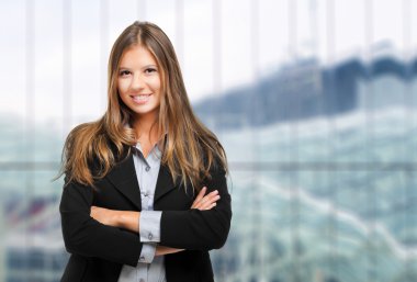 çapraz kolları olan güzel iş kadını