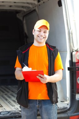 gülümseyen adam bir paket teslim