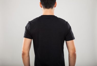 siyah t-shirt giyen adam arkasında