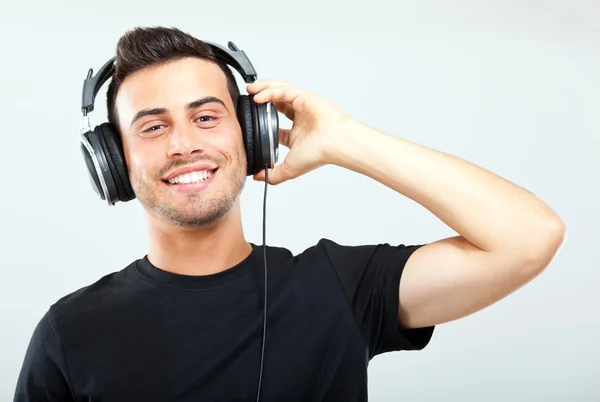 Avslappet mann som hører på musikk – stockfoto