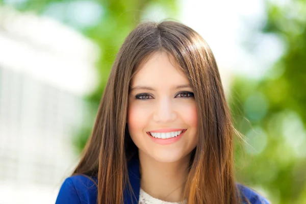 Junge lächelnde Frau — Stockfoto