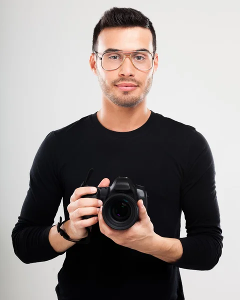 Fotógrafo segurando uma câmera reflexa — Fotografia de Stock
