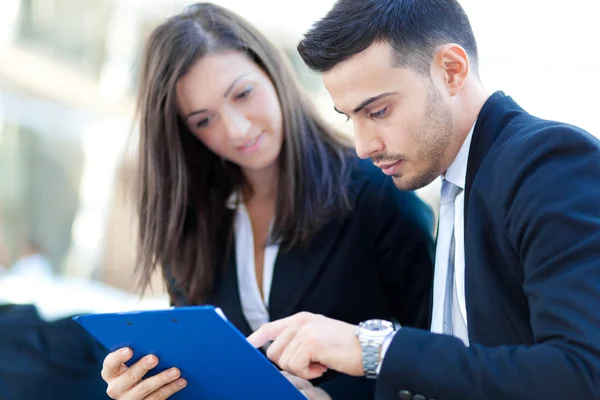 Gente de negocios discutiendo sobre documentos — Foto de Stock