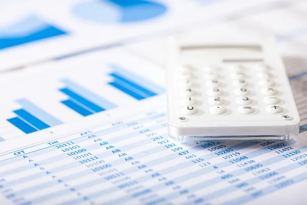Calcolatrice sui documenti finanziari — Foto Stock