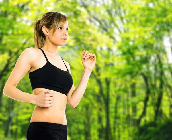 Mujer corriendo en un parque — Foto de Stock