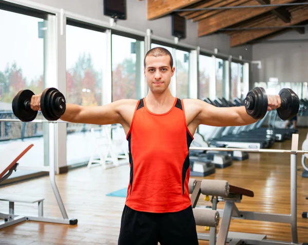 Spor salonunda çalışan bir adam. — Stok fotoğraf