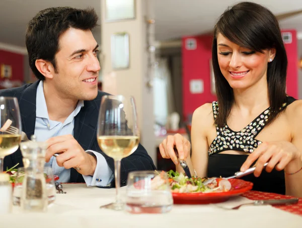 Paar beim Abendessen — Stockfoto