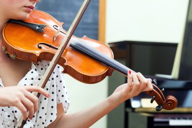 bir müzisyen tarafından oynanan keman