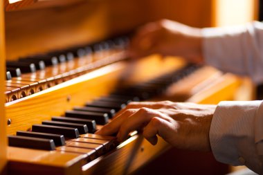 Kilise organ oynayan adam