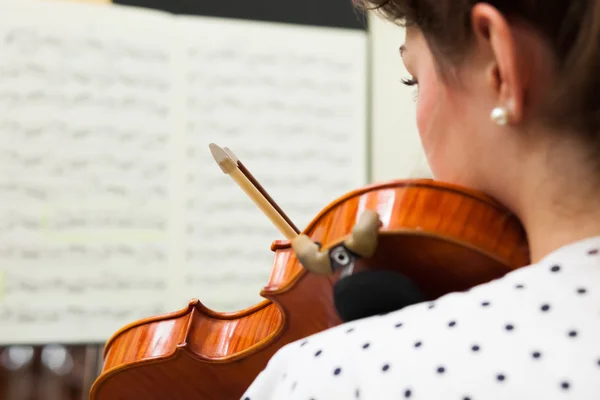 Violino suonato da un musicista — Foto Stock