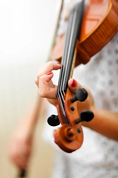 Violino sendo tocado por um músico — Fotografia de Stock