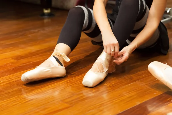 Baletka klade na pointes — Stock fotografie