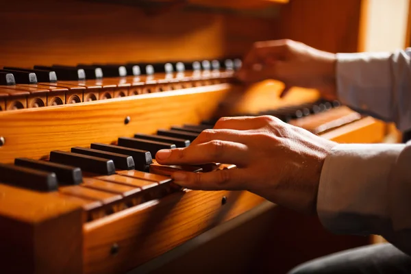 Kilise organ oynayan adam — Stok fotoğraf