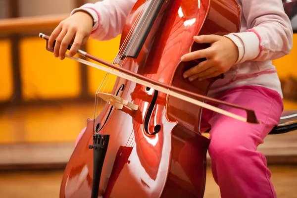 Anak bermain cello — Stok Foto