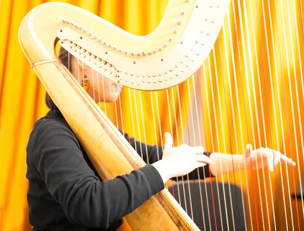 Kvinna som spelar harpa — Stockfoto