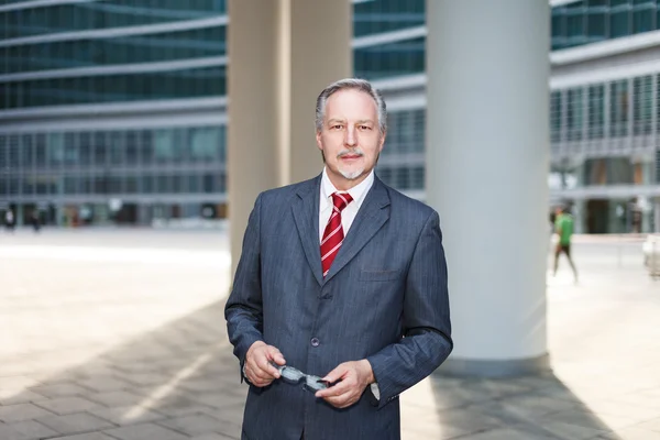 Businessman holding glasses — Stock Photo, Image