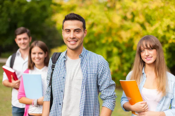 Skupiny studentů vysoké školy, venkovní — Stock fotografie