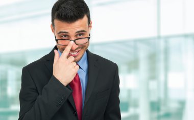 işadamı gözlük ayarlama