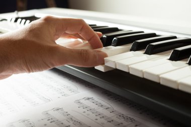 müzisyen bir klavye çalmaya