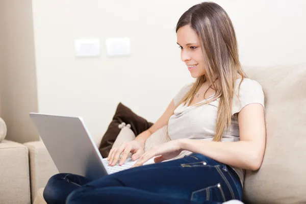 Vrouw met een laptop — Stockfoto