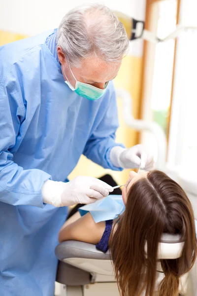 Дантист делает стоматологическое лечение — стоковое фото