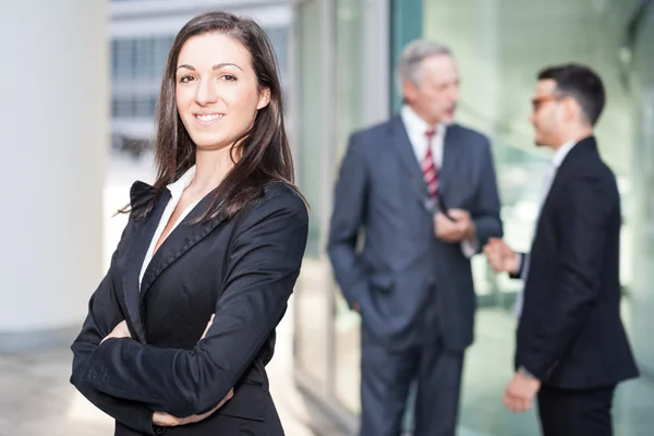 Mujer posando delante de sus colegas —  Fotos de Stock