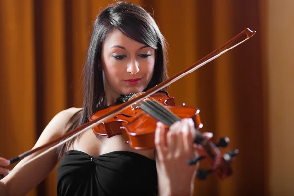 女性演奏ヴァイオリン — ストック写真