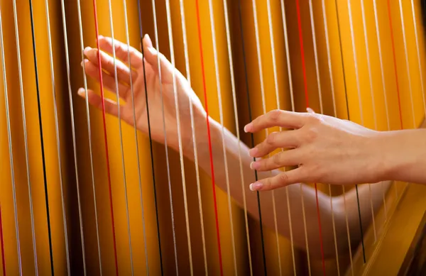Kvinna som spelar harpa — Stockfoto