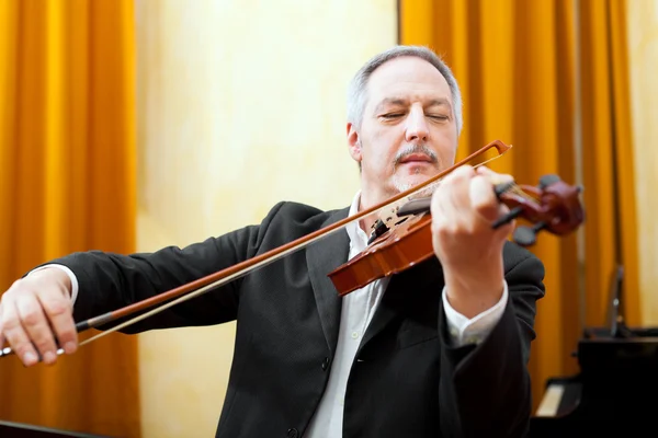 Musiker spielt seine Geige — Stockfoto